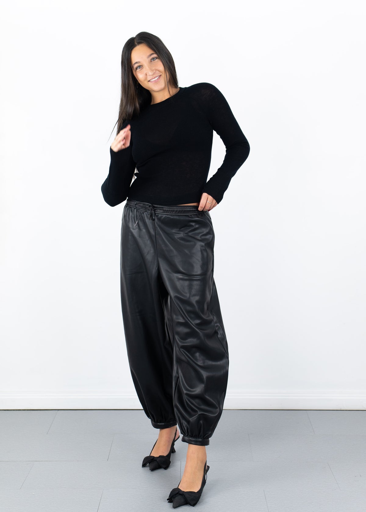 Pistola Juno Featherweight Sweater - Black, model photo
